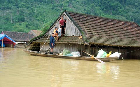 Ảnh: Nhói lòng từ rốn lũ miền Trung