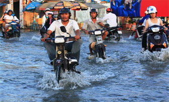 TP.HCM: Triều cường dâng cao, dân Sài Gòn quay cuồng trong biển nước