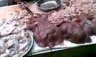 Rùng mình đi chợ nội tạng lợn con ở Thái Bình