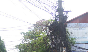 Những cột điện dọa đổ trên phố