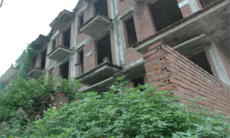 Hòa Bình: Nhiều nhà liền kề, biệt thự bị bỏ hoang