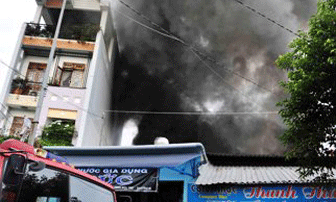 TPHCM: Cháy dữ dội tại kho chứa sơn