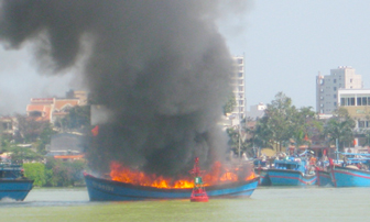 TP Đà Nẵng: Tàu cá cháy rụi trên sông Hàn 