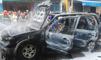 Xe Ford Escape tự nhiên cháy trên phố ngày cuối năm