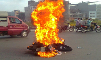 TP Bắc Ninh: Xe máy đang đi bỗng cháy, bà bầu tử vong, em nhỏ nguy kịch