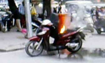Xe SH bốc cháy trên đường Nguyễn Chí Thanh