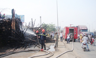 Đồng Nai: Vứt tàn thuốc, cửa hàng vật liệu xây dựng cháy lớn