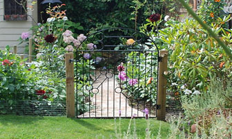 Cách làm cổng cho nhà vườn đẹp và phù hợp phong thủy