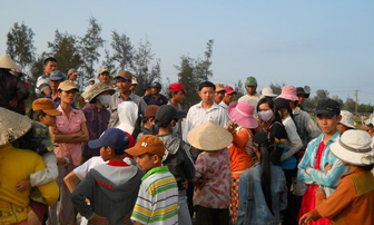 Quảng Nam: Nghi xã bán đất, hàng trăm người dân đòi đốt xe đơn vị thi công