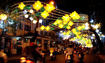 Đèn hoa tết đã sáng rực Sài Gòn