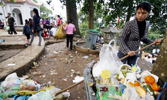 Đền Hùng tràn ngập rác sau lễ hội