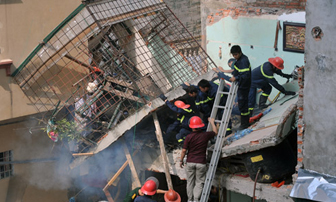 Cận cảnh vụ sập nhà 2 tầng tại Bách Khoa