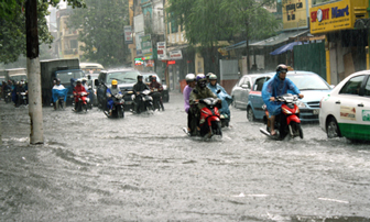 Mưa bão bất thường, Hà Nội sợ viễn cảnh “quay cuồng trong nước”