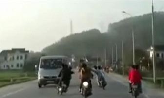Làm rõ vụ video liên tục lao xe máy vào đầu ô tô ở Hà Tĩnh 