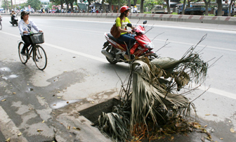 Bẫy hố ga mất nắp ở thủ đô