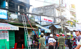 TP HCM: Cháy lớn trong khu dân cư, hàng trăm người hoảng loạn