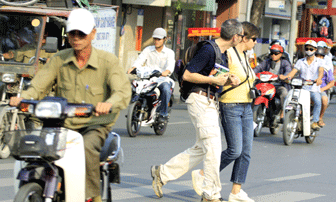 Khách nước ngoài hoảng hồn với giao thông Hà Nội
