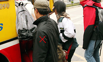Hà Nội: Tóm gọn hàng loạt kẻ chuyên móc túi trên xe Bus