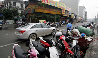 Hà Nội: Xe vẫn đỗ tràn lan trên nhiều tuyến phố sau một tháng cấm đỗ