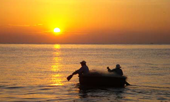 Chùm ảnh: Rạng rỡ ánh bình minh trên biển Phan Thiết