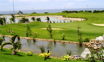 Nghèo nhưng lại “giàu” sân golf và resort