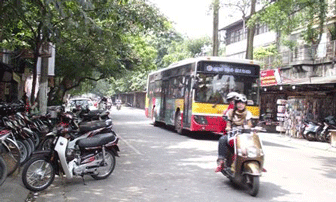 Khách nước ngoài hãi hùng khi đi xe buýt ở Hà Nội 