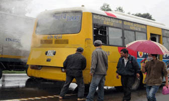 Đà Nẵng: Xe buýt đang chạy bốc khói nghi ngút