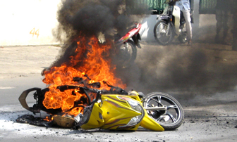 Đến lượt xe Yamaha bốc cháy dữ dội trên phố Sài Gòn