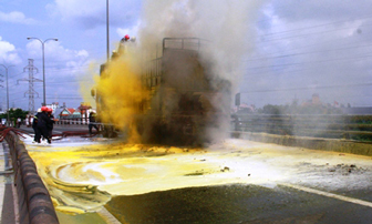 TPHCM: Xe chở 15 tấn hóa chất bốc cháy dữ dội