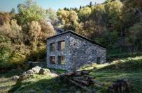 Nhà nhỏ hiện đại với vỏ ngoài bằng đá ở vùng núi Italia