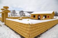 Ngôi nhà độc đáo được làm từ 30.000 bắp ngô nổi bật trên nền tuyết trắng