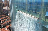 Tòa cao ốc gây ấn tượng với thác nước cao 108 phủ trùm mặt tiền