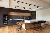 Phòng bếp bình dị và ấm cúng với nội thất gỗ tự nhiên