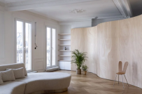 Dải ruy băng gỗ phân chia không gian chức năng trong căn hộ ở Paris