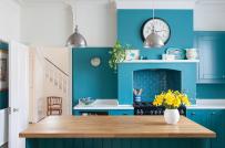 Ý tưởng bài trí phòng bếp mùa hè với tông màu xanh ngọc lam dịu mát