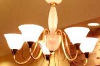 Cách treo đèn chùm trong nhà