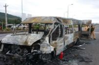 Ô tô chở 11 người đang chạy bốc cháy ở Lâm Đồng