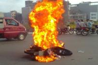 TP Bắc Ninh: Xe máy đang đi bỗng cháy, bà bầu tử vong, em nhỏ nguy kịch