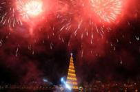Giáng Sinh tưng bừng trên đường phố Việt Nam và thế giới