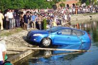 Hà Nam: Ô tô bỗng dưng lao xuống hồ, 2 người tử nạn