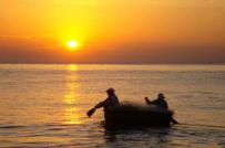 Chùm ảnh: Rạng rỡ ánh bình minh trên biển Phan Thiết