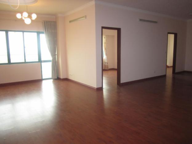 Bán căn hộ chung cư Victoria Văn Phú tầng 9 tòa V1 118m2 3 phòng ngủ giá 18 triệu /m2 7555311
