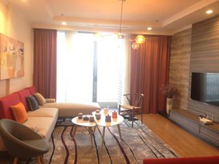 Cho thuê căn hộ Vinhomes Nguyễn Chí Thanh, tầng 18, căn góc 140m2, 3 phòng ngủ đủ đồ, LH 0973559296 8001033