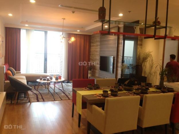 Cho thuê căn hộ Vinhomes Nguyễn Chí Thanh, tầng 18, căn góc 140m2, 3 phòng ngủ đủ đồ, LH 0973559296 8001033