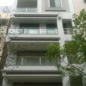 Cho thuê nhà liền kề MP Trung Kính, DT 90m2, xây 5 tầng, MT: 5,5m, giá 38.5tr/ tháng. LH 0984250719 8513984