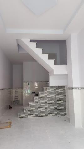 Bán nhà mới xây 1 trệt 1 lầu DTSD 40m2 đường xe hơi thông thoáng, giá 699 triệu/căn 9775489