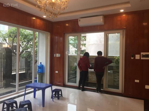 Cho thuê biệt thự Nguyễn Xiển mới hoàn thiện, 160 m2, thiết kế hiện đại có thang máy 9356509