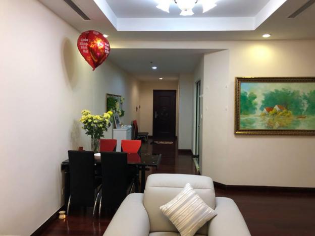 Cho thuê chung cư Royal City tòa R2, 109m2, 2PN đều có ban công, đủ nội thất. LHTT: 0964399884 12625483