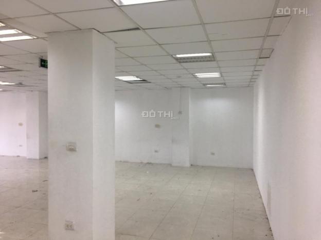 CC cho thuê gấp văn phòng 40m2 phố Nguyễn Du, Yết Kiêu, Q. Hoàn Kiếm, hầm để xe, sàn trải thảm 12660144