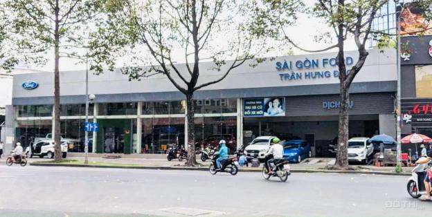 Cho thuê nhà MT 6 Trần Hưng Đạo, Quận 1. DT: 38x14m (DTSD: 700m2), showroom ô tô 13638355